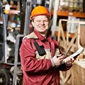 Medewerker met veiligheidshelm en klembord